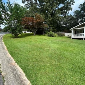 residential landscaping by Top Notch Lawn Care reviewed on August 18, 2025
