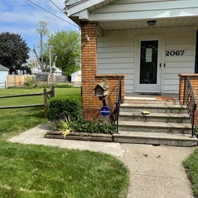 Bush Trimming by Murphy's Lawn Service reviewed on August 18, 2025