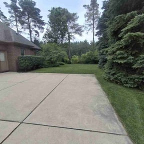 lawn maintenance by Edward's Lawn Care reviewed on August 21, 2025