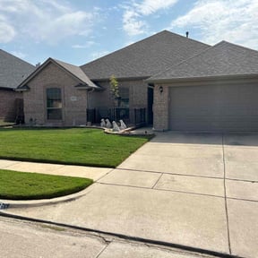 yard maintenance by Lawn Kingz reviewed on December 25, 2025