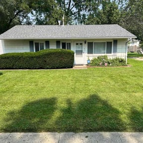 yard maintenance by Lee Robertson Lawncare reviewed on August 21, 2025