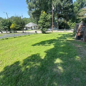 yard service by Right Touch Landscaping reviewed on August 18, 2025