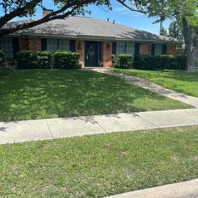 yard service by Emerald Green Property Management LLC reviewed on December 4, 2025