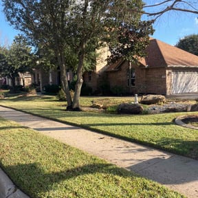 lawn care services by Mola Property and Lawn Service reviewed on April 15, 2024