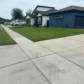 yard service by Seabreeze Landscaping Services LLC reviewed on May 19, 2025