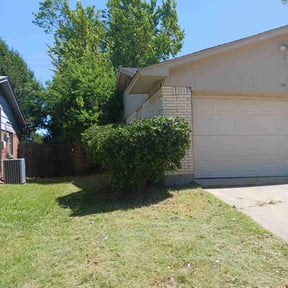 Bush Trimming by Leon Davis JR Landscaping LLC reviewed on August 17, 2025