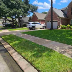 lawn care services by Brandonsanders reviewed on August 15, 2025