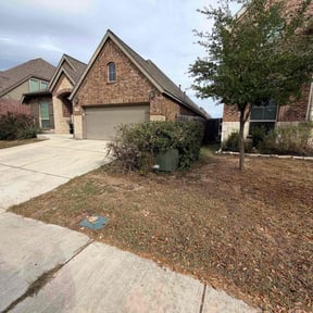 Bush Trimming by S.E. Landscaping reviewed on May 25, 2022