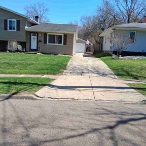 lawn care services by Santos Lawn Service reviewed on November 7, 2023