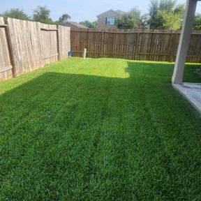 lawn care services by Greenveeno Property services LLC reviewed on April 23, 2024