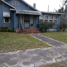 Bush Trimming by J's Montoya lawns care reviewed on August 20, 2025