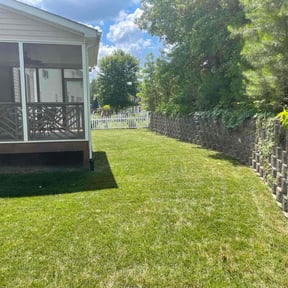 grass maintenance by jalapenolandscaping reviewed on August 22, 2024