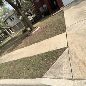 Leaf Removal by Holley&#039;s lawn care reviewed on September 16, 2025