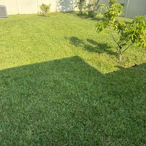 lawn maintenance by Sarmientos Landscaping reviewed on July 6, 2023