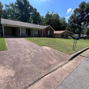 lawn care by GreenLawn Services reviewed on August 21, 2025