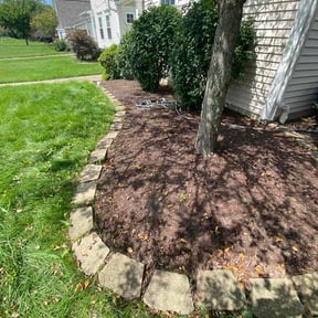 Flower Bed Weeding by Hernandez Family Lawn reviewed on August 29, 2026