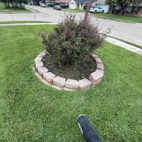 Flower Bed Weeding by Aguilars Lawn Service reviewed on April 27, 2026