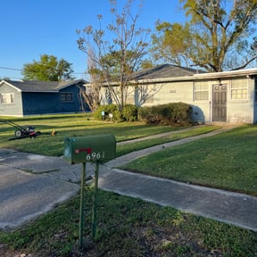 Bush Trimming by Calderon lawn care reviewed on August 17, 2025