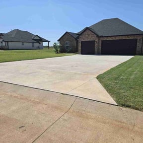 yard maintenance by Leggy Lawn Care reviewed on August 17, 2025