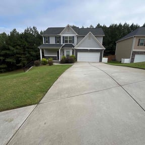 yard maintenance by KLS Lawn reviewed on August 19, 2025