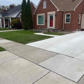 yard maintenance by Beyond Green Landscaping reviewed on August 21, 2025