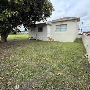 Bush Trimming by Hunter's Lawn and Tree reviewed on February 4, 2026