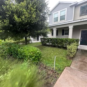 Bush Trimming by Elite Landscaping reviewed on November 19, 2025