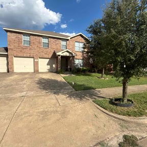 landscape maintenance by Aguilars Lawn Service reviewed on December 19, 2025