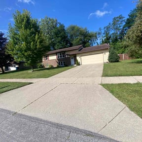 grass cutting by Ernesto’s Lawn Care reviewed on May 11, 2024