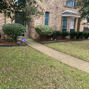 Bush Trimming by El Caribe Lawn & Palms reviewed on August 20, 2025