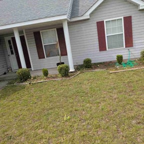 Bush Trimming by Helping Hand Handyman Services reviewed on August 17, 2025