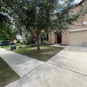 Bush Trimming by Chai reviewed on November 18, 2025