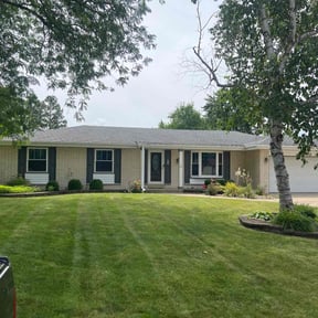 yard maintenance by A1 Sealcoating & Landscaping reviewed on August 16, 2025