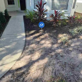 Leaf Removal by Oak Landscaping reviewed on November 20, 2025