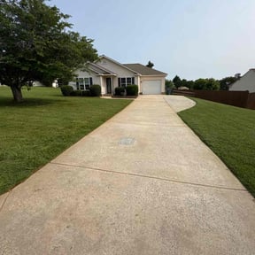 yard care by Betty Lawn Care reviewed on August 20, 2025