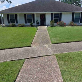 yard service by Thrive Landscaping reviewed on August 19, 2025