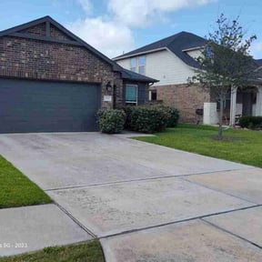 yard maintenance by Rose's Landscaping reviewed on August 20, 2025