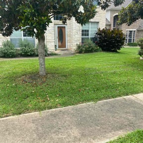 landscape maintenance by Ausmus Gardencare reviewed on August 15, 2025