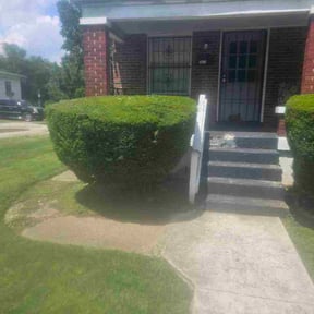 Bush Trimming by Cajun-Country Lawn Service reviewed on May 15, 2026