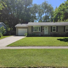 yard service by Landscaping reviewed on August 13, 2024