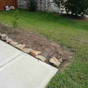 Flower Bed Weeding by Efrain Marrero reviewed on November 20, 2025