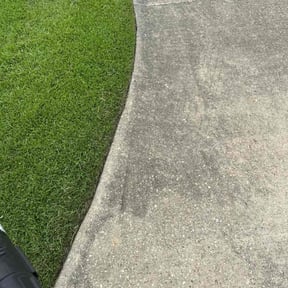 gardening service by Lawn Sharks reviewed on August 17, 2025