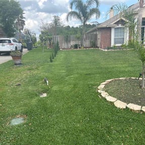 landscape maintenance by Meridian Management Group LLC reviewed on August 18, 2025