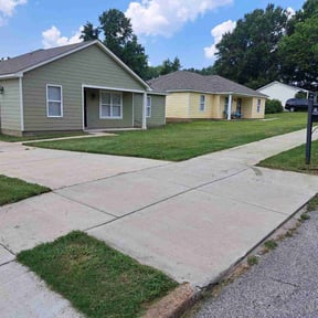 yard maintenance by Miller Landscaping reviewed on August 19, 2025