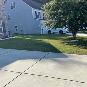 lawn maintenance by Orellana greens Landascaping reviewed on August 10, 2024