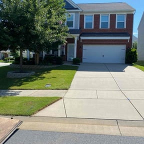 yard maintenance by Lucas Lawns reviewed on August 21, 2025