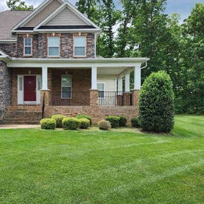 Bush Trimming by JOSES LANDSCAPING reviewed on December 3, 2023