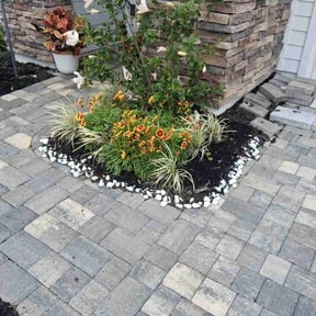 Flower Bed Weeding by Livingoak landscaping and lawn care reviewed on January 22, 2026