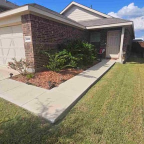 Flower Bed Weeding by Harry&#039;s Champion Landscaping reviewed on November 19, 2025