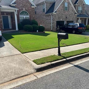 yard service by Lawnstarter reviewed on August 19, 2025